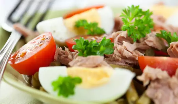 Salade met eieren en tonijn