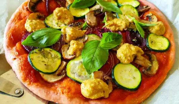 Vegan pizza met een bietenkorst