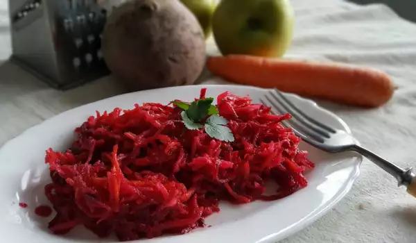 Vitaminesalade van rode bieten, wortels en appels