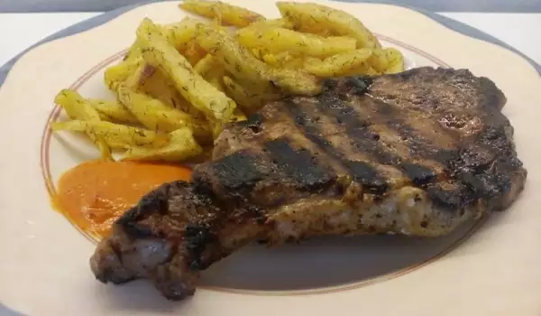Varkensnek steaks met chilisaus en frietjes