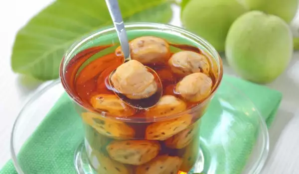 Snoepjes van groene walnoten