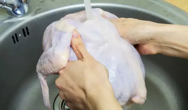 Door de kip te wassen wordt kippensoep nog gezonder