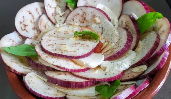 Ovenschotel met aubergine, mozzarella en saus