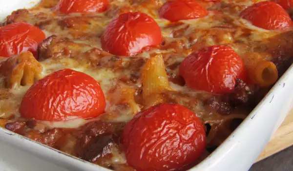 Ovenschotel met pasta, gehakt en cherrytomaatjes