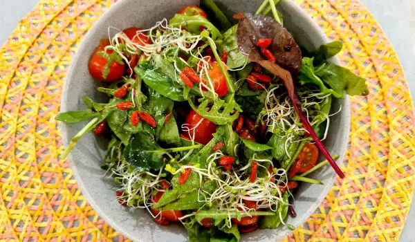 Groene salade met goji bessen en broccoli spruiten