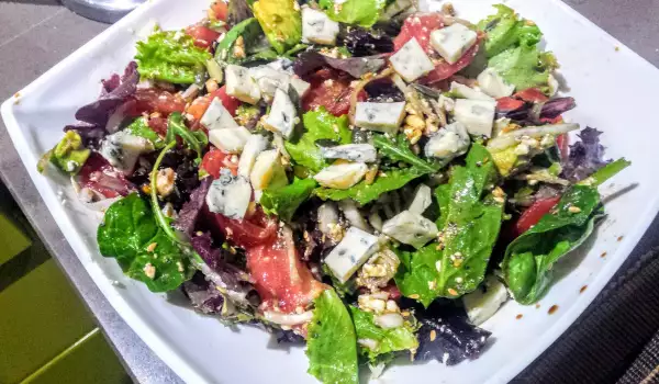 Groene salade met gorgonzola en spinazie