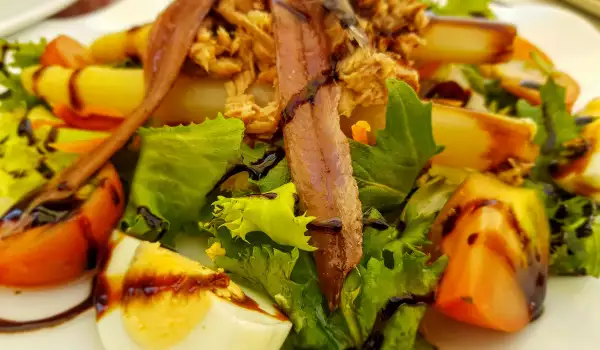 Salade met tonijn, ansjovis en asperge