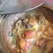 Stoofpot met lam en champignons in een aarden pot