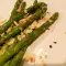 Gegrilde asperges met gesneden amandelen