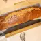 Bananencake met bruine suiker en walnoten