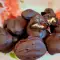 Truffels van gedroogde pruimen en walnoten