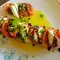 Caprese salade met verse basilicum en balsamico siroop