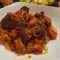 Gebakken kippenlevertjes met uien en tomaten