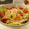 Vissalade met ijsbergsla en cherrytomaten