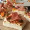 Focaccia met abrikozen en prosciutto