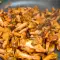 Cantharel paddenstoelen met boter, knoflook en peterselie