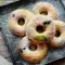 Keto bosbessen en kokos donuts