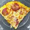 Keto pizza met spek en gele kaas