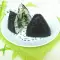 Driehoekige Koreaanse gimbap met spinazie en ei