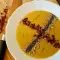 Romige groentesoep met jamon, noten en zaden