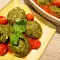 Burgers van spinazie en droog brood met tomatenragout