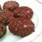 Burgers van linzen en rode bieten