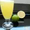 Limonade met sinaasappel, limoen en munt