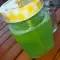 Zelfgemaakte limonade met munt en citroen