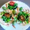 Dun mini platbrood met zwarte kaviaar en rucola