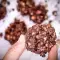 Kleine rijstballetjes met pindakaas en chocolade