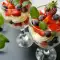 Dessert met fruit en creme