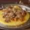 Polenta met gehakt, gedroogd eekhoorntjesbrood en uien