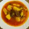 Veganistische aardappel stoofpot met snijbiet