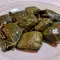 Vegan dolmades met wijnbladeren en gedroogde kruiden