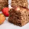 Eiwitcake met bananen en aardbeien