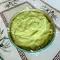 Groentesmeersel van avocado en gekookt ei