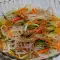 Salade met rijstnoedels, komkommer en wortel