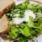 Gezonde posteleinsalade met yoghurtsaus