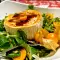 Salade met valeriaan, geitenkaas en lampionplant