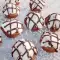 Chocolademuffins met witte chocoladeglazuur