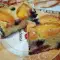 Vetarme cake met perziken en bessen