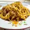 Spaghetti met een saus van tomaten en wijn