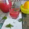 Zelfgemaakte aardbeienlimonade met honing