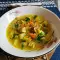 Vegan groentesoep met prei en eekhoorntjesbrood