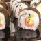 Sushi met avocado, komkommer en gerookte zalm