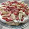 Meringue pavlovataart met aardbeien en bananen