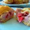 Eclairs met aardbeien en een chocoladecouverture
