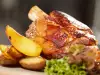 Varkens ijsbeen ham met aardappels uit de oven