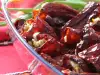 Een truc om rode paprika thuis in de herfst te drogen