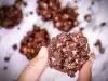 Kleine rijstballetjes met pindakaas en chocolade